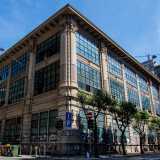 Un edificio, questo, eretto nel 1928 come concessionario per la vendita della auto della Fiat e in seguito divenuto deposito per i pneumatici della Pirelli, fino al suo innovativo restauro realizzato nel 1996